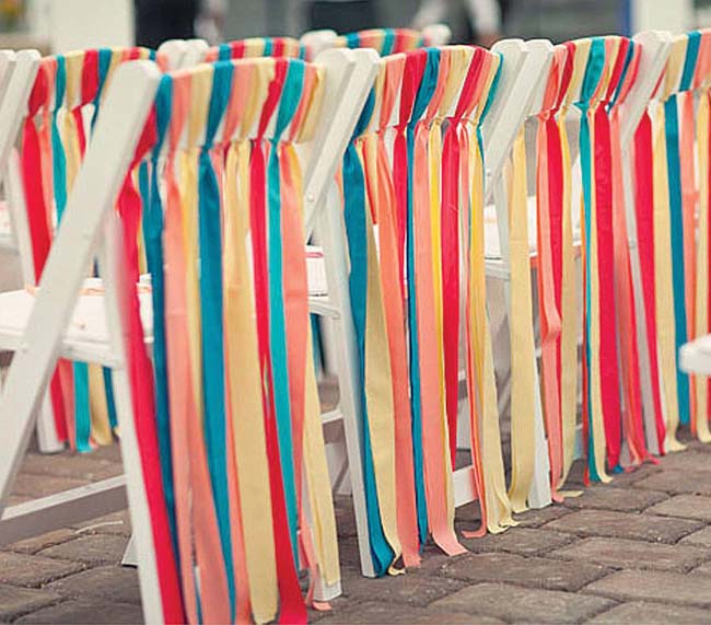 kleurrijke linten aan stoelen ceremonie