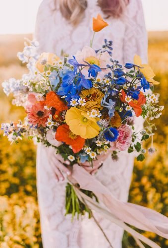 Bruidsboeket maken van wilde bloemen