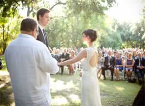 Bruiloft-ceremonie-buiten