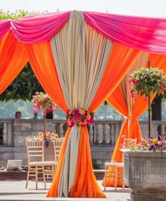 Oranje-draperie-bruiloft-thema-oranje