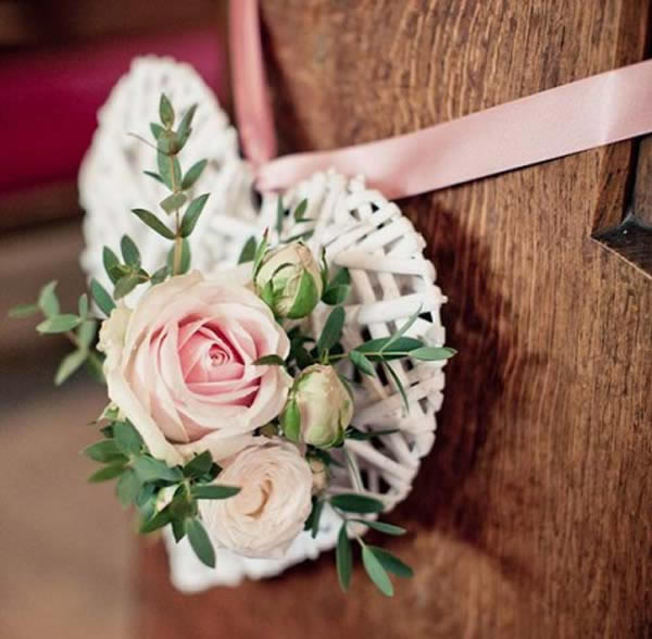 Rieten-hart-bloem-trouwceremonie-decoratie-stoel