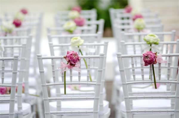 Enkele-bloem-stoel-trouwceremonie